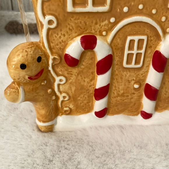 Potter’s Studio Gingerbread Canister - Picture 5 of 13